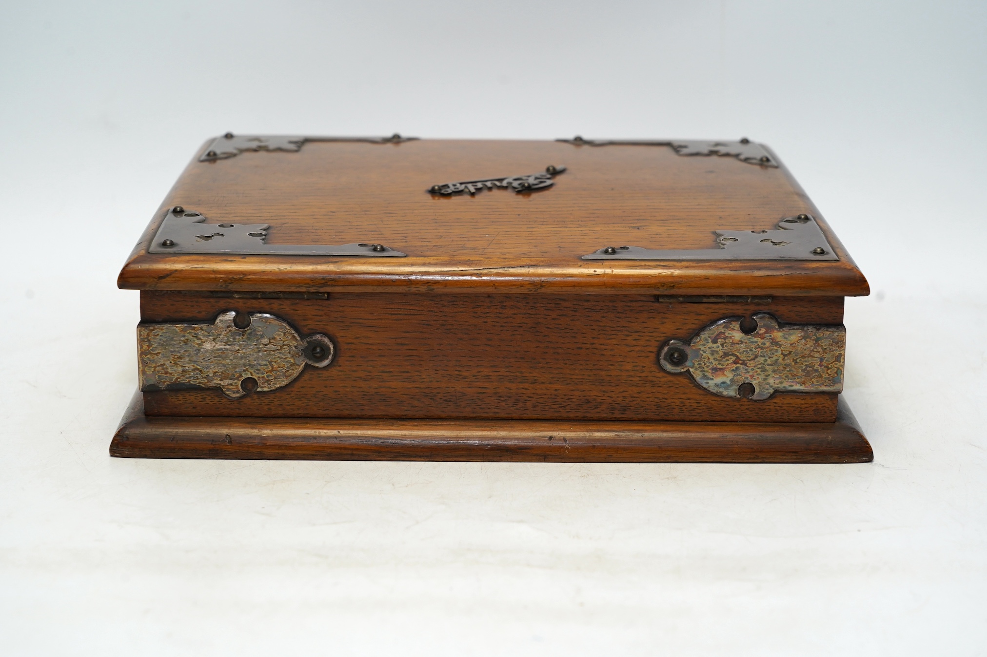 An Edwardian electroplate mounted oak 'Bridge' box, 26 x 23 x 7cm. Condition - good